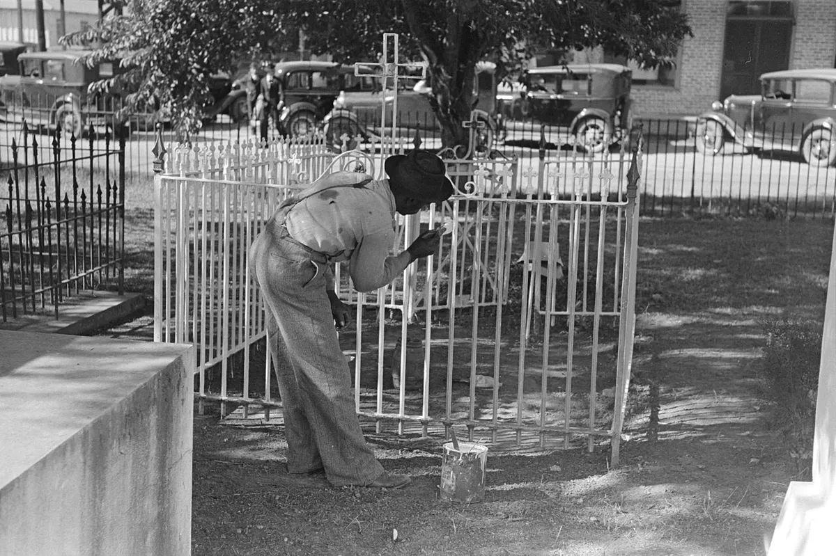 Архивное фото: покраска металлической ограды кистью, 1938 год